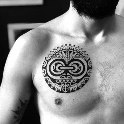  Tatouage maori, polynésien sur la poitrine et sur l'épaule